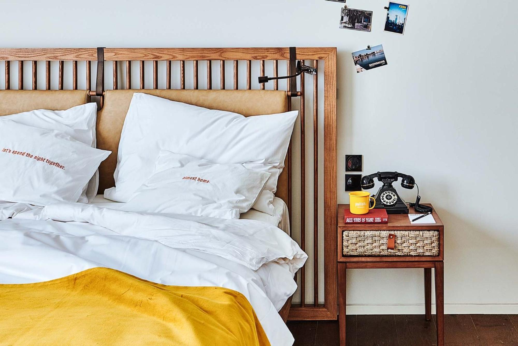 25Hours Hotel Dubai One Central ภายนอก รูปภาพ A bed with a nightstand
