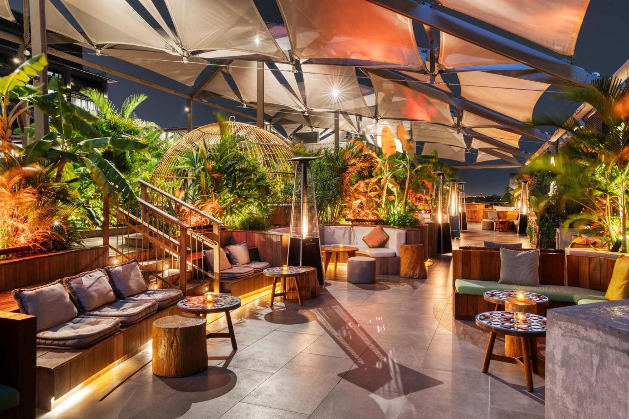 25Hours Hotel Dubai One Central ภายนอก รูปภาพ The interior of the bar