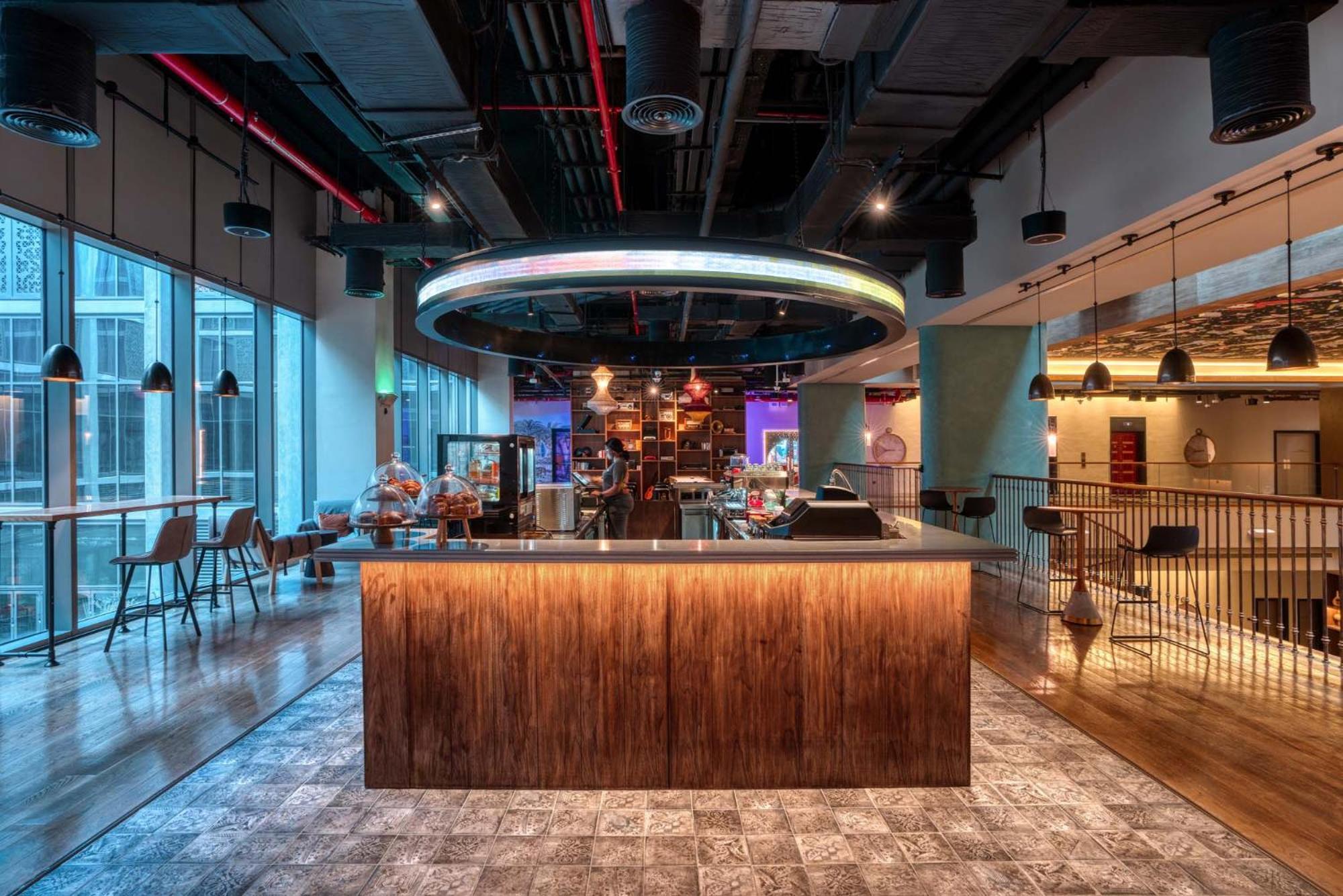 25Hours Hotel Dubai One Central ภายนอก รูปภาพ The bar at the 10th floor